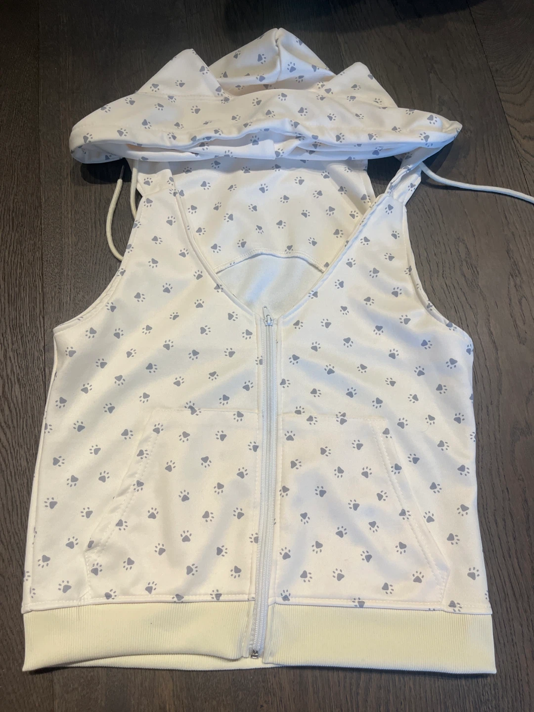 SCENE// White Paw Print Sleeveless Hoodie