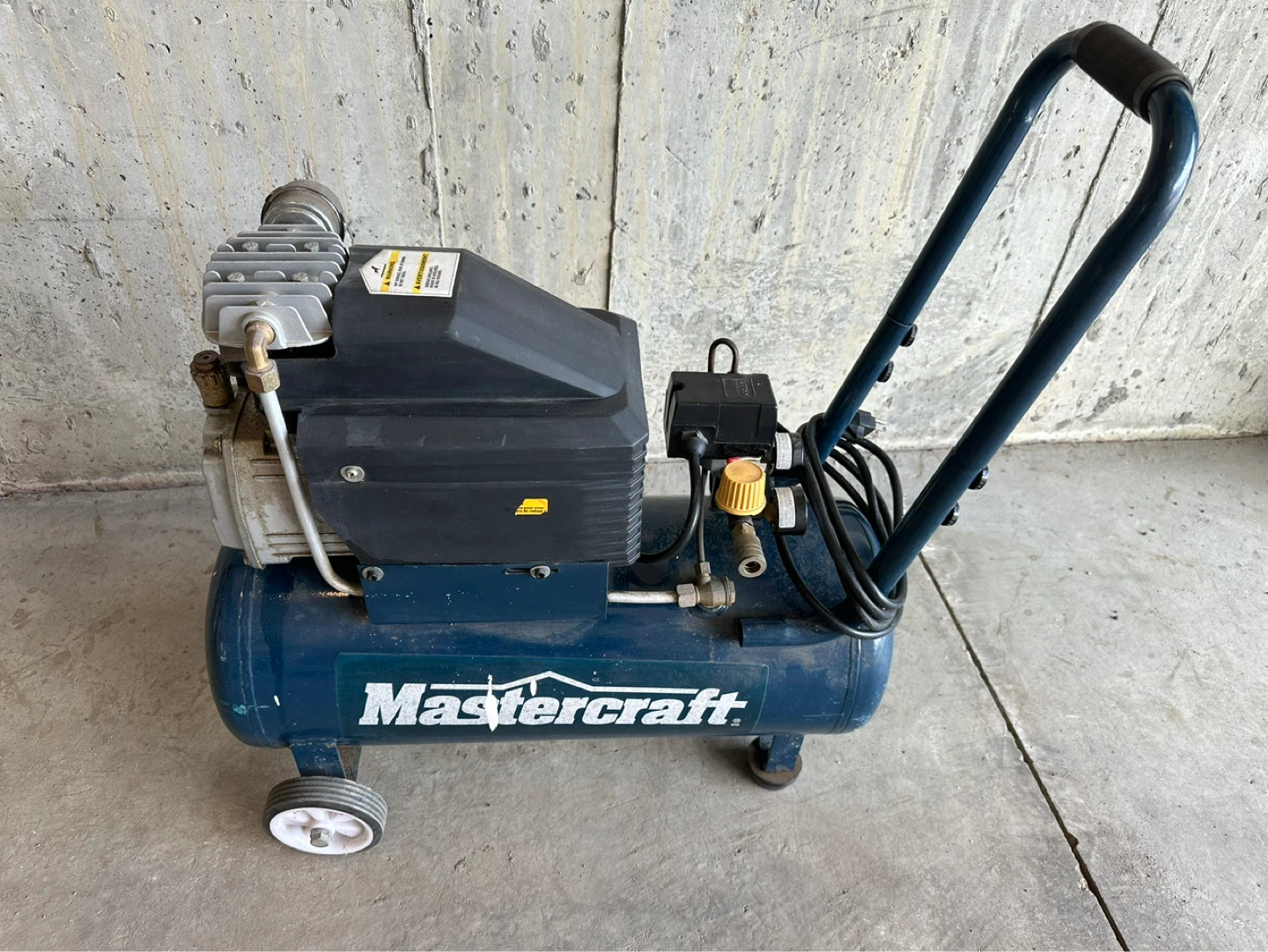Mastercraft 8 Gallon Air Compressor - photo 5