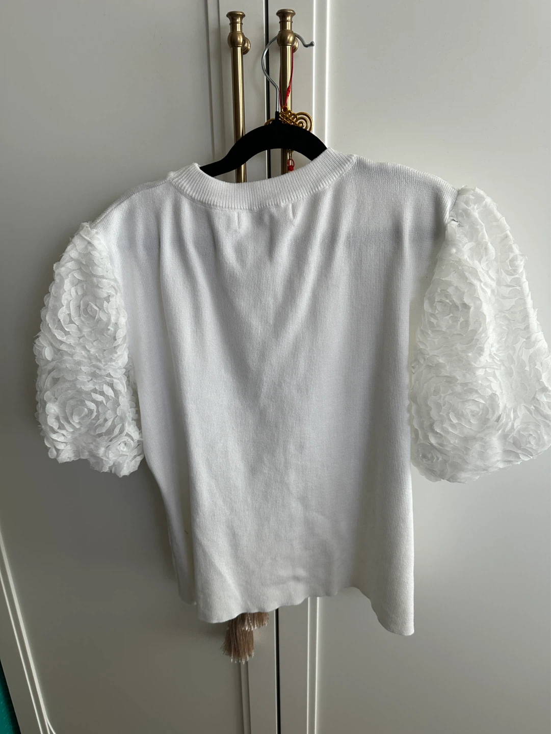 By Clara Paris white top with rose detail sleeves - photo 2