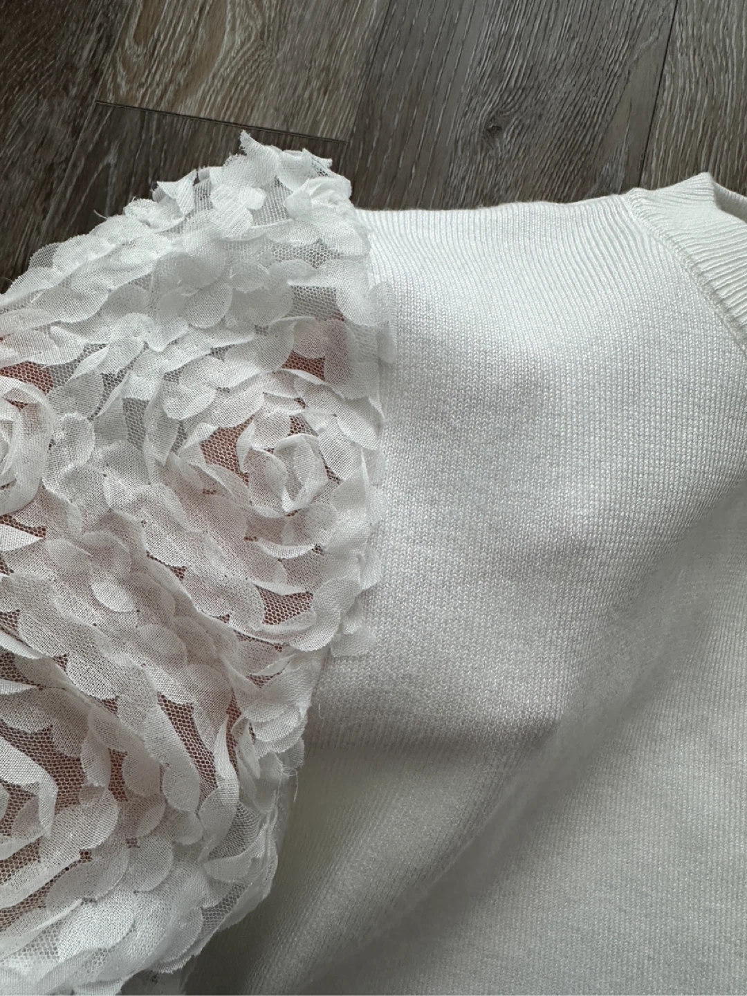 By Clara Paris white top with rose detail sleeves - photo 4