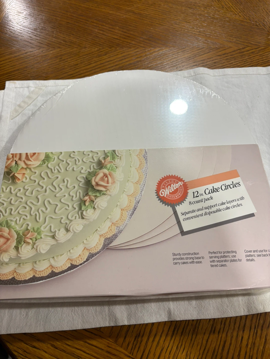 Sets of cake boards and cake doilies
