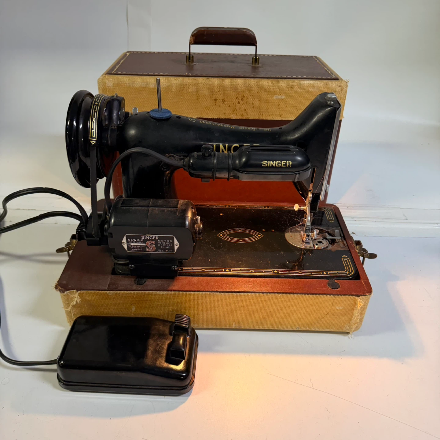 Vintage 1950s Singer 99K Portable Electric Sewing Machine - photo 2