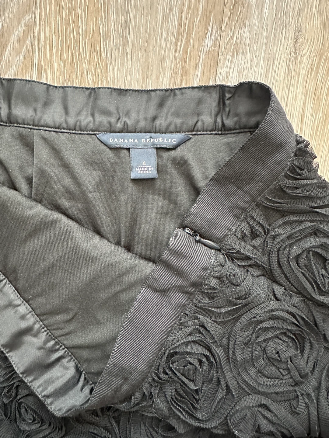 Banana Republic Black Rose Skirt Size 4 - photo 5