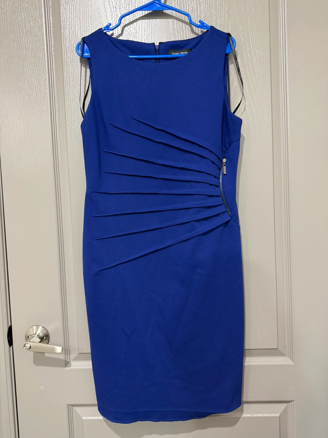 Ivanka Trump Blue Sleeveless Sheath Dress with Zipper Detail - photo 2
