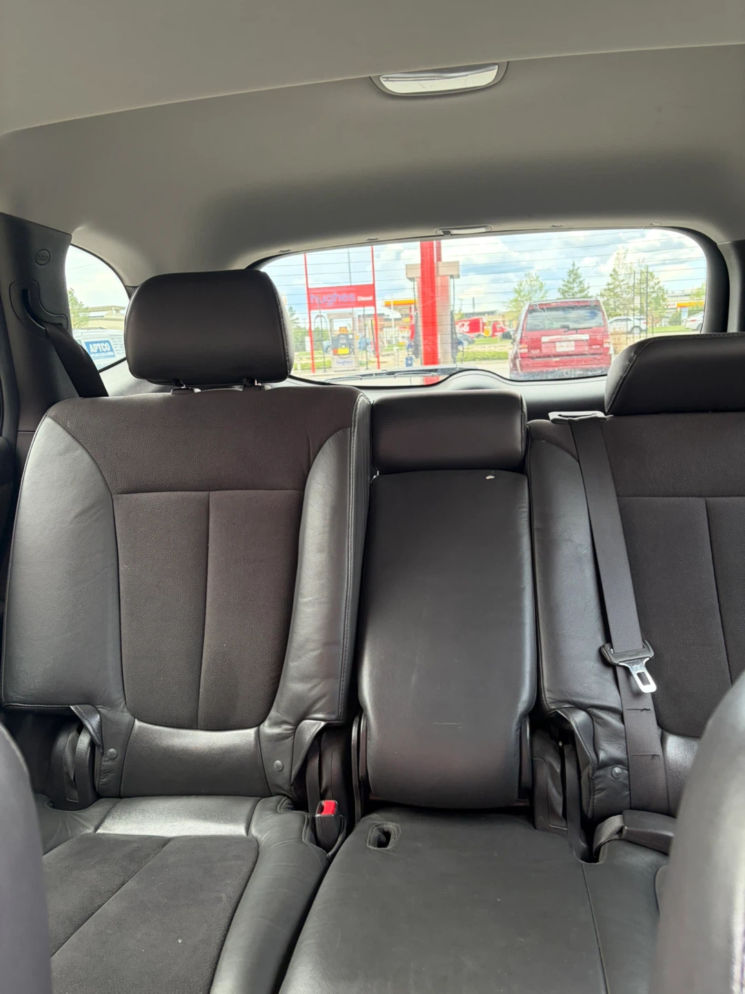 Red Hyundai Santa Fe SUV - photo 3