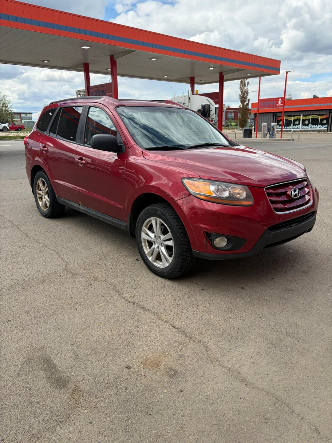 Red Hyundai Santa Fe SUV - photo 2