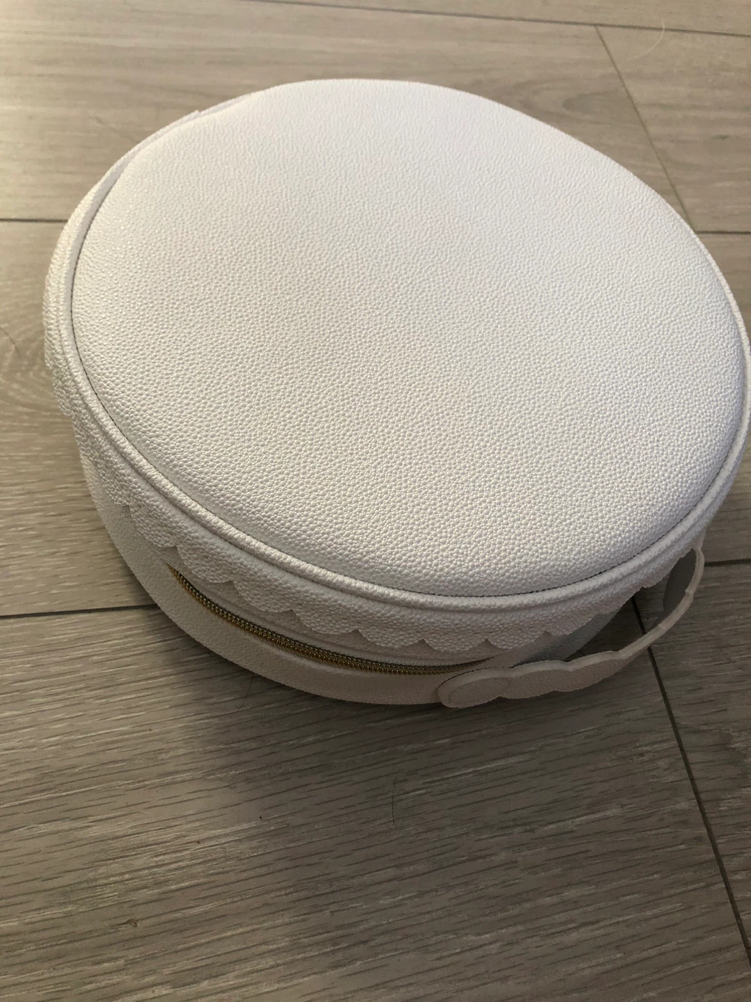 White Round Estée Lauder Cosmetic Bag - photo 3