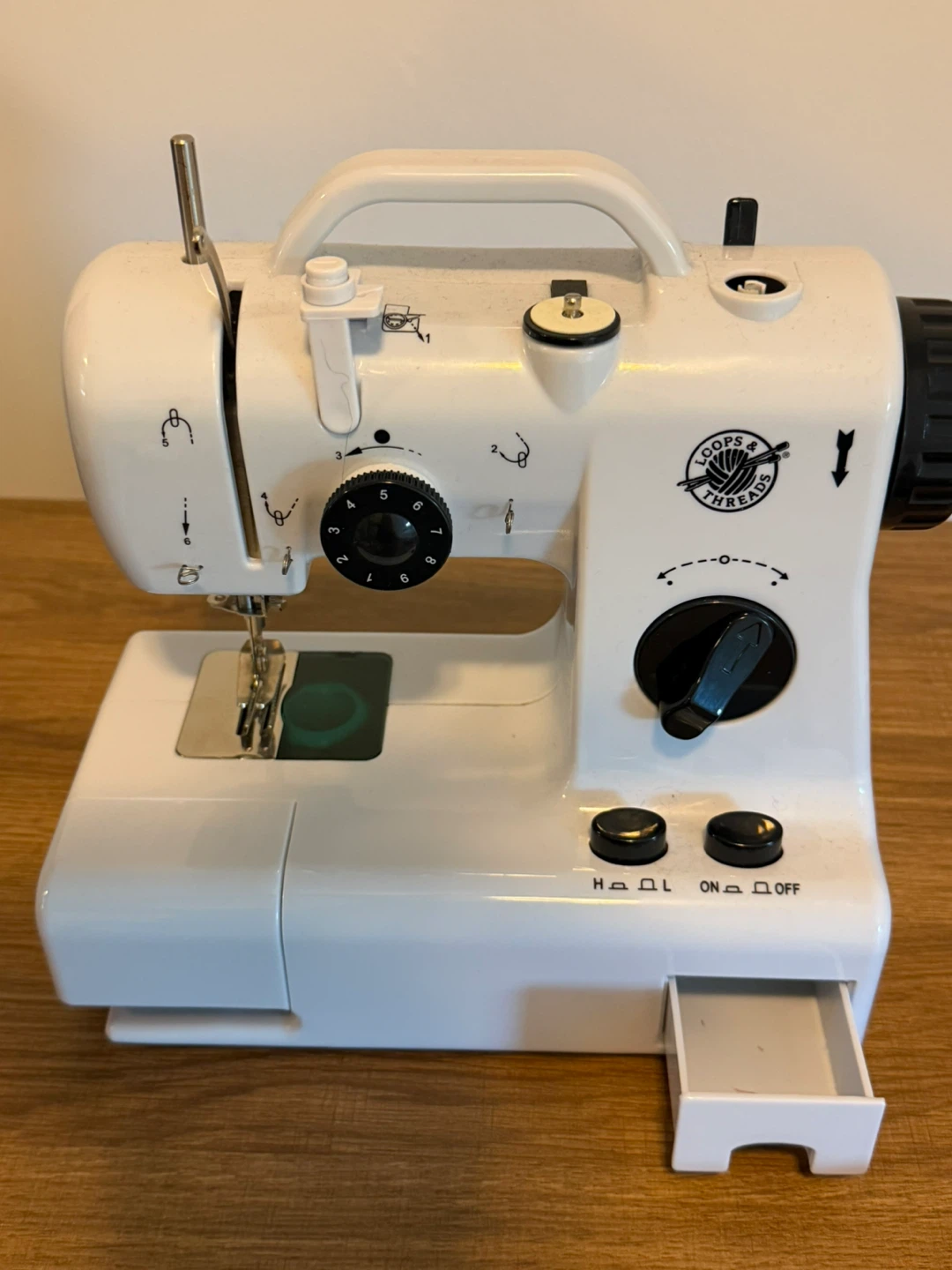 Sewing Machine + sewing accessories - photo 2