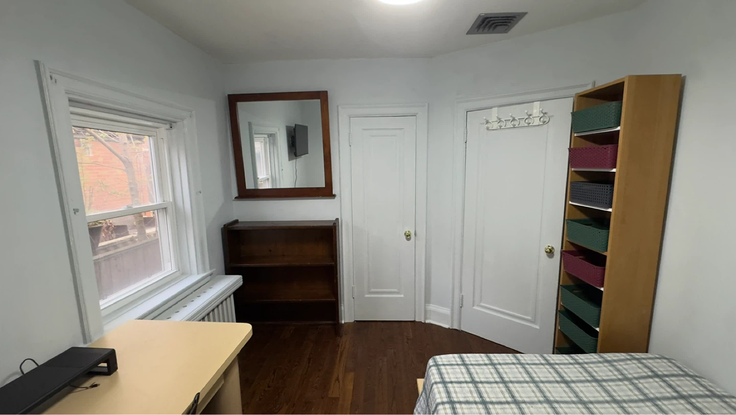 Private room in the main floor for rent. - photo 3