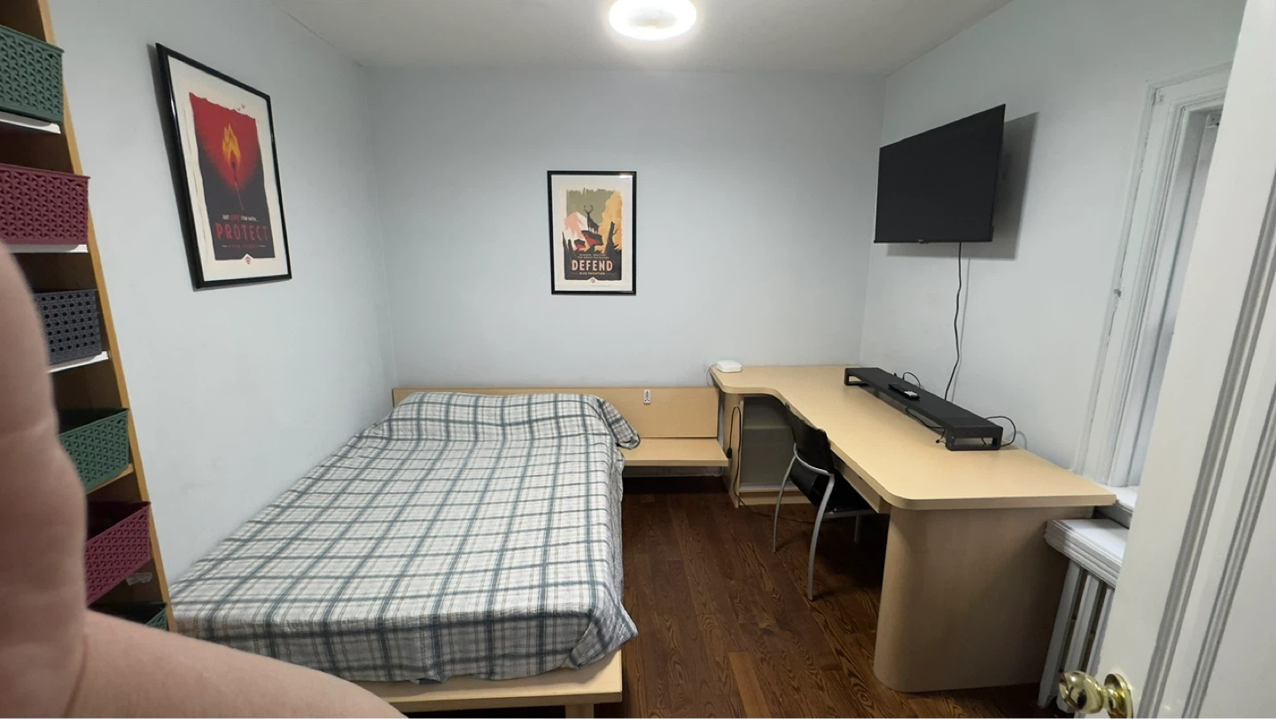 Private room in the main floor for rent. - photo 4