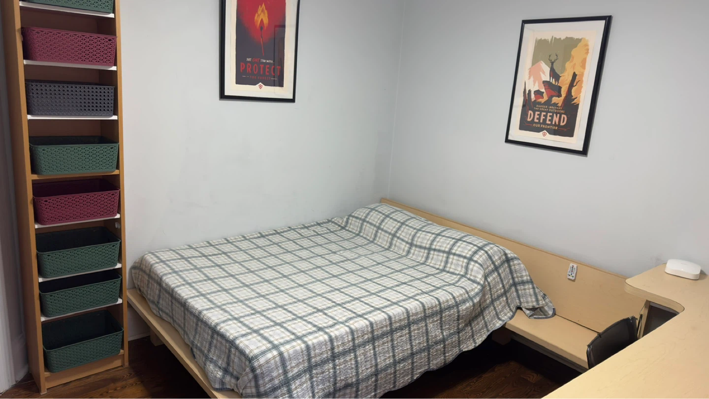 Private room in the main floor for rent.