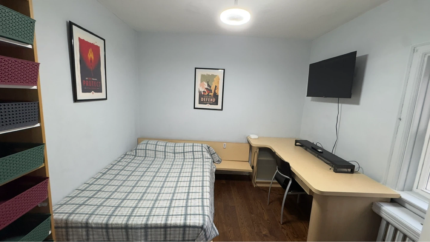 Private room in the main floor for rent. - photo 2