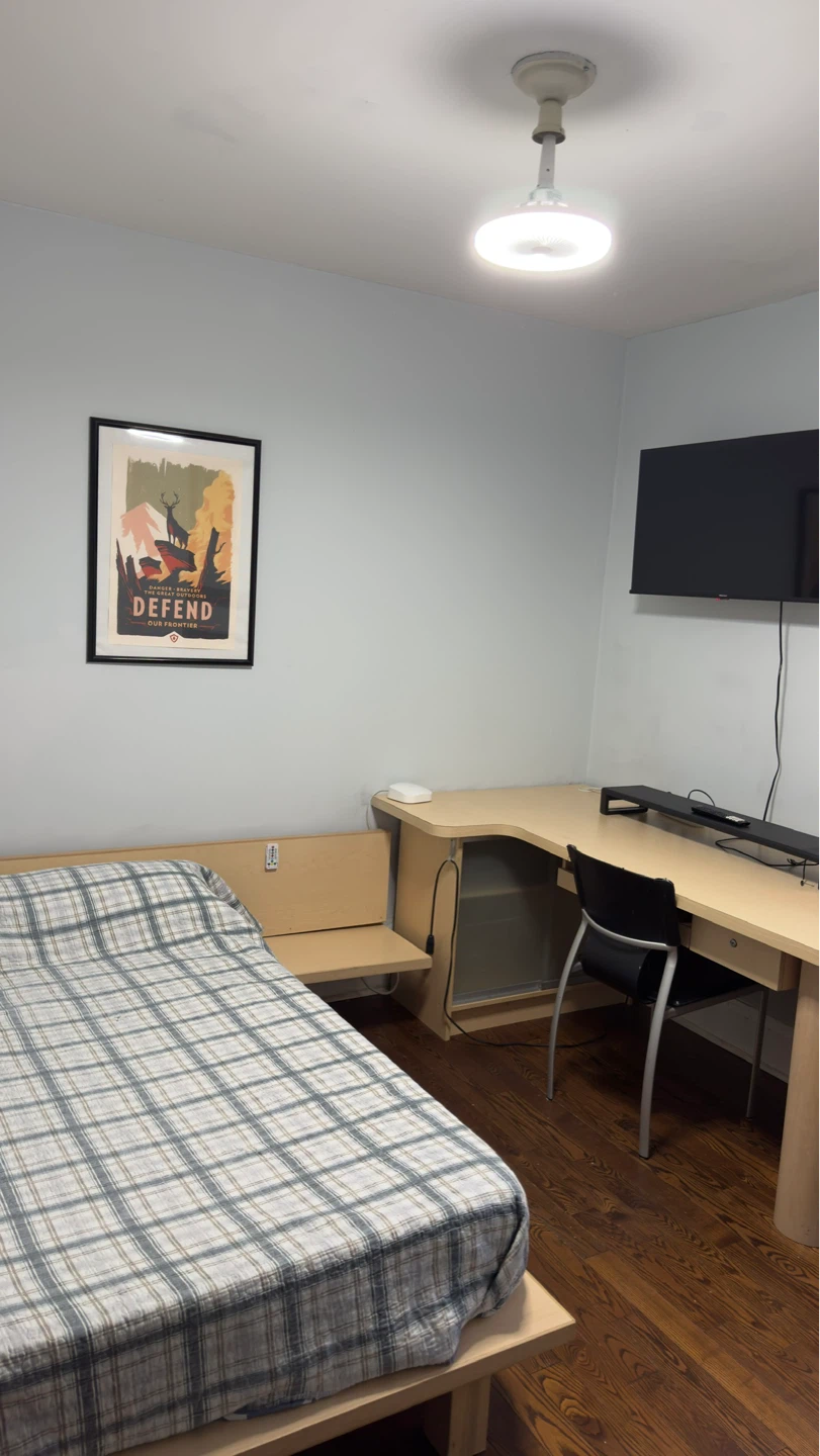 Private room in the main floor for rent. - photo 5
