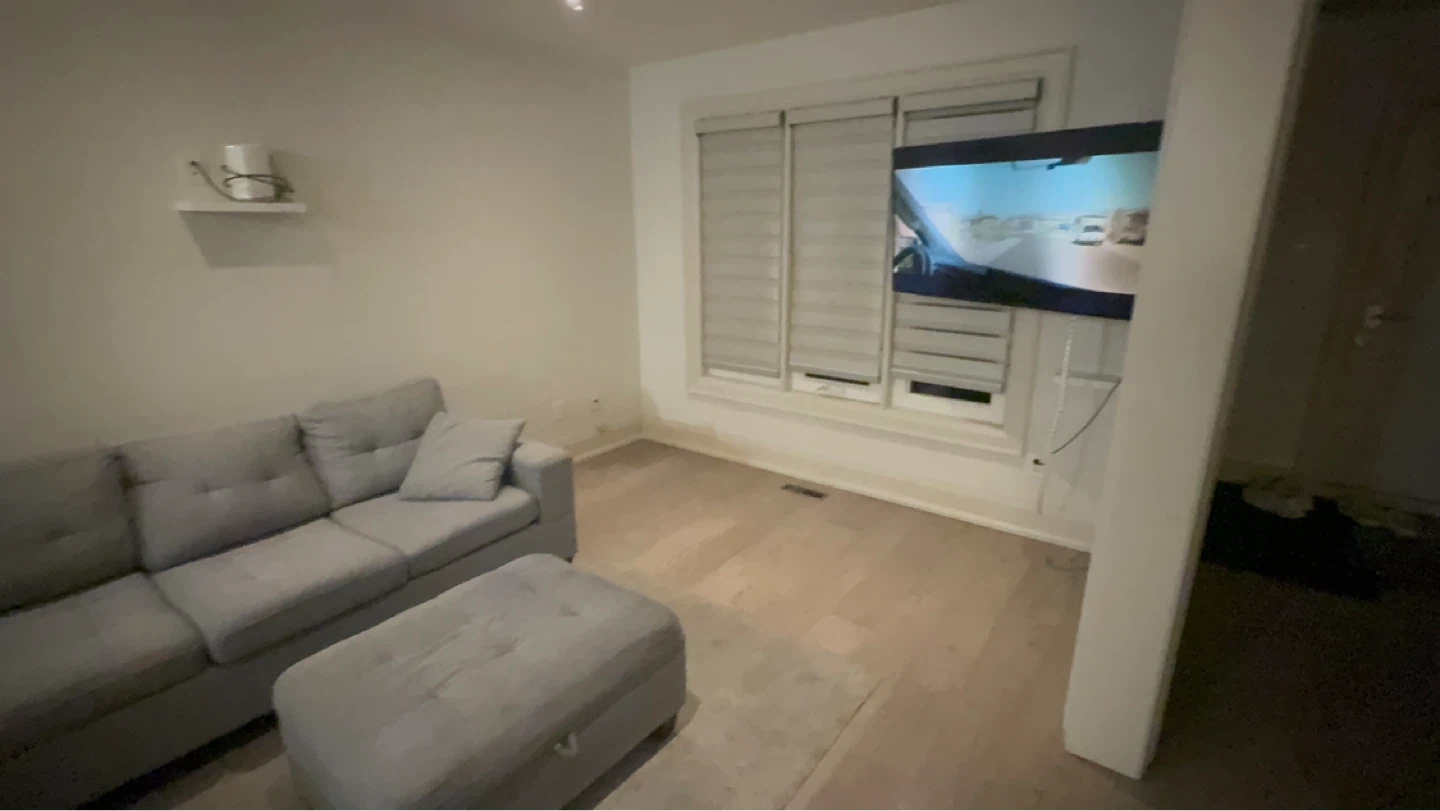 🔥 Samsung TV & Sectional Couch Living Room Set – $700 🔥