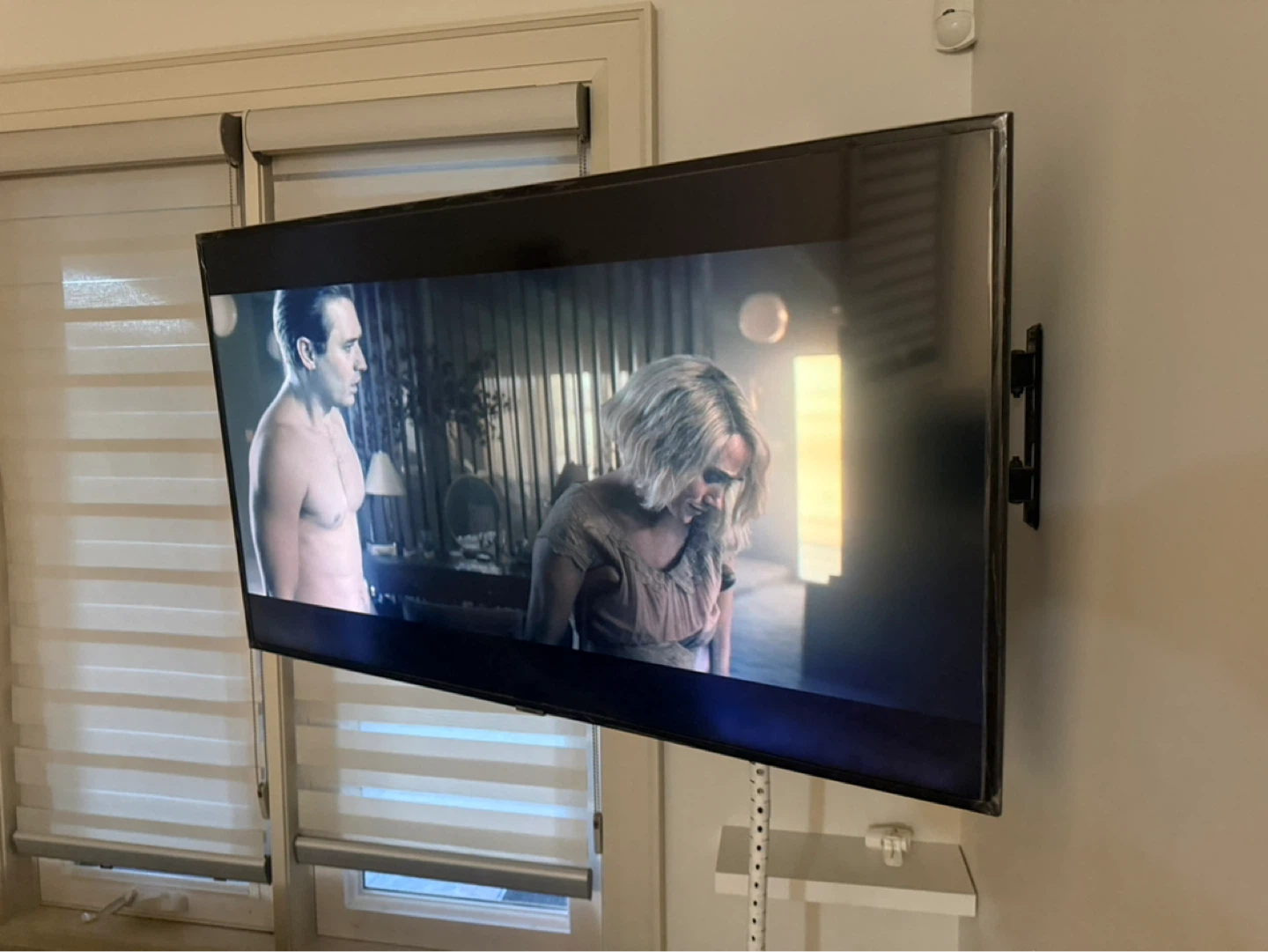 📺 Samsung 50” 4K Smart TV + Wall Mount - photo 3