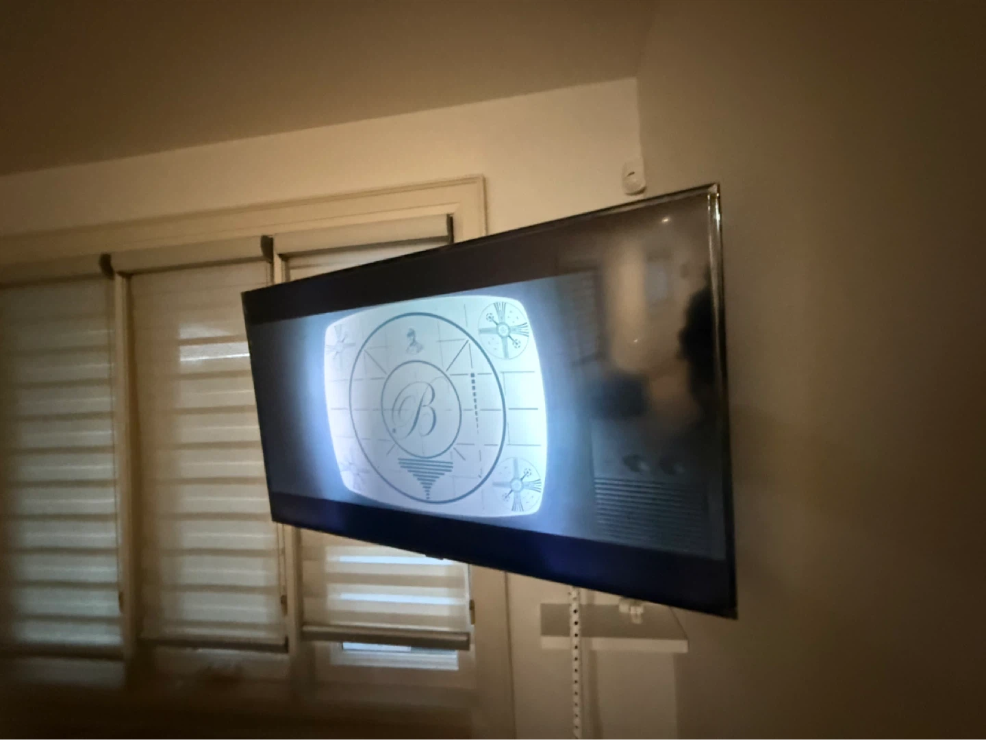📺 Samsung 50” 4K Smart TV + Wall Mount - photo 4