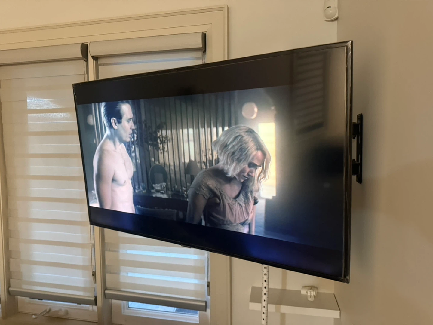 📺 Samsung 50” 4K Smart TV + Wall Mount - photo 2
