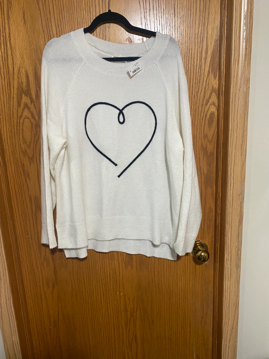 White Heart-Graphic Women's Sweater