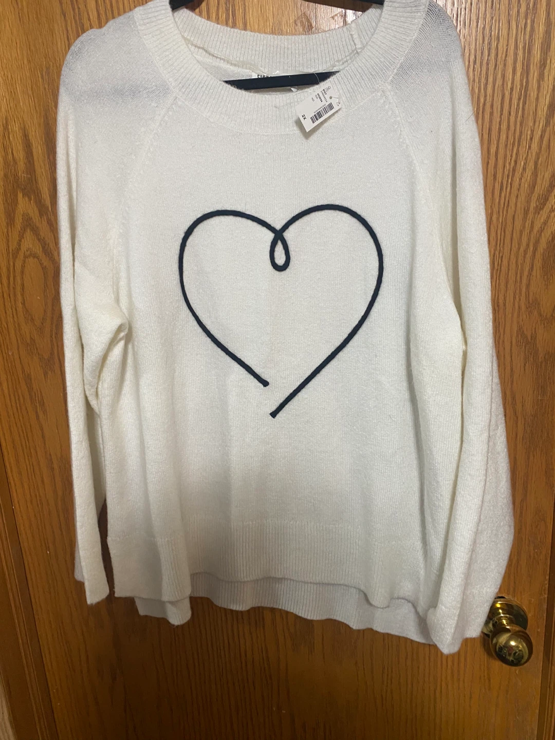 White Heart-Graphic Women's Sweater - photo 2