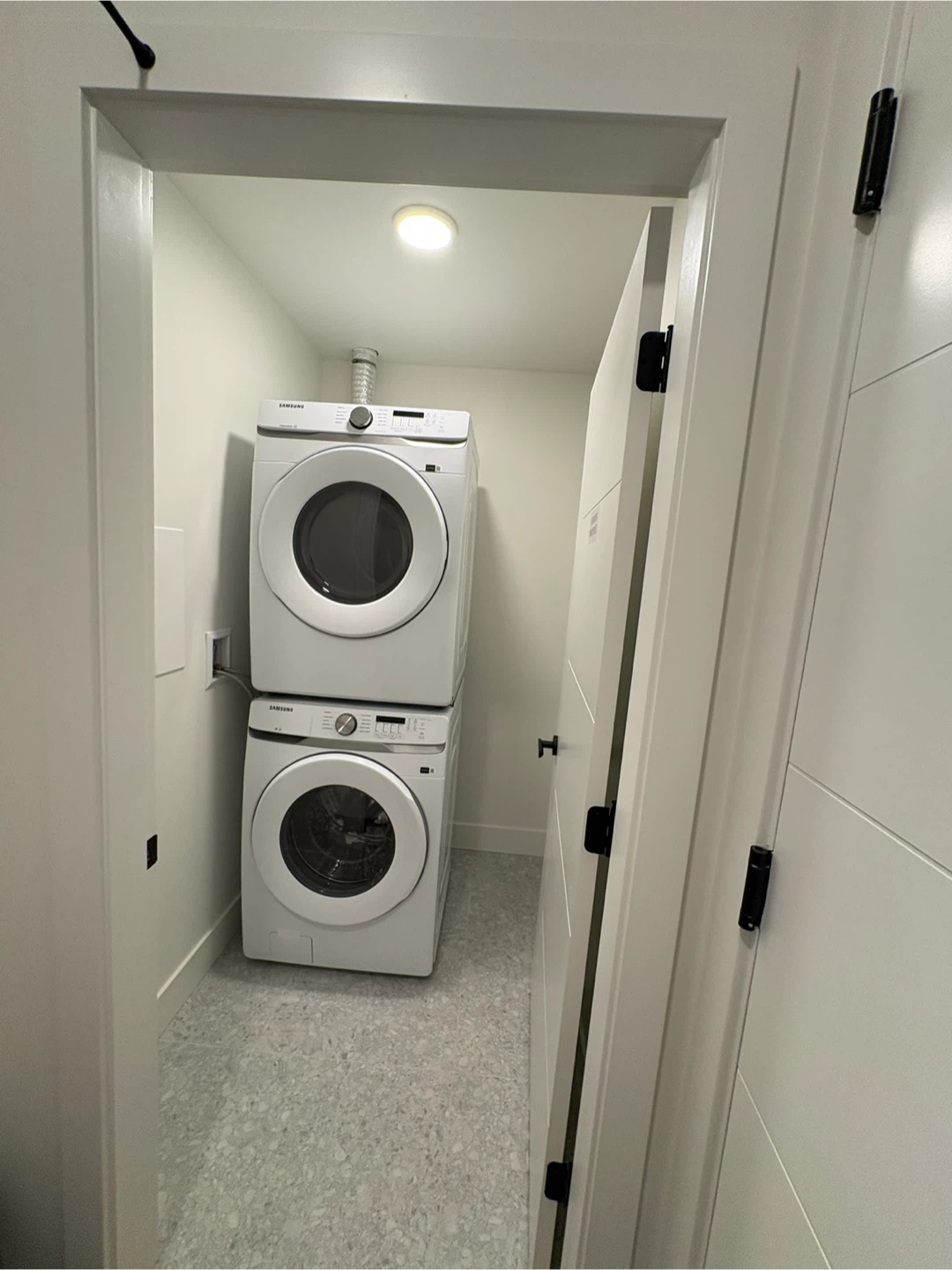 Great Location 2 bedroom 1 bathroom - photo 5