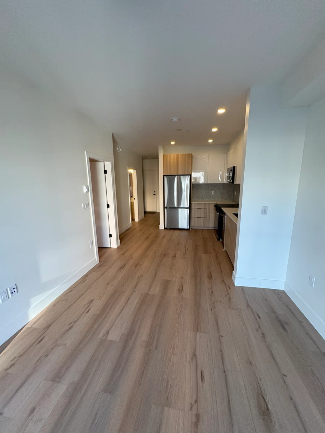 Great Location 2 bedroom 1 bathroom - photo 2