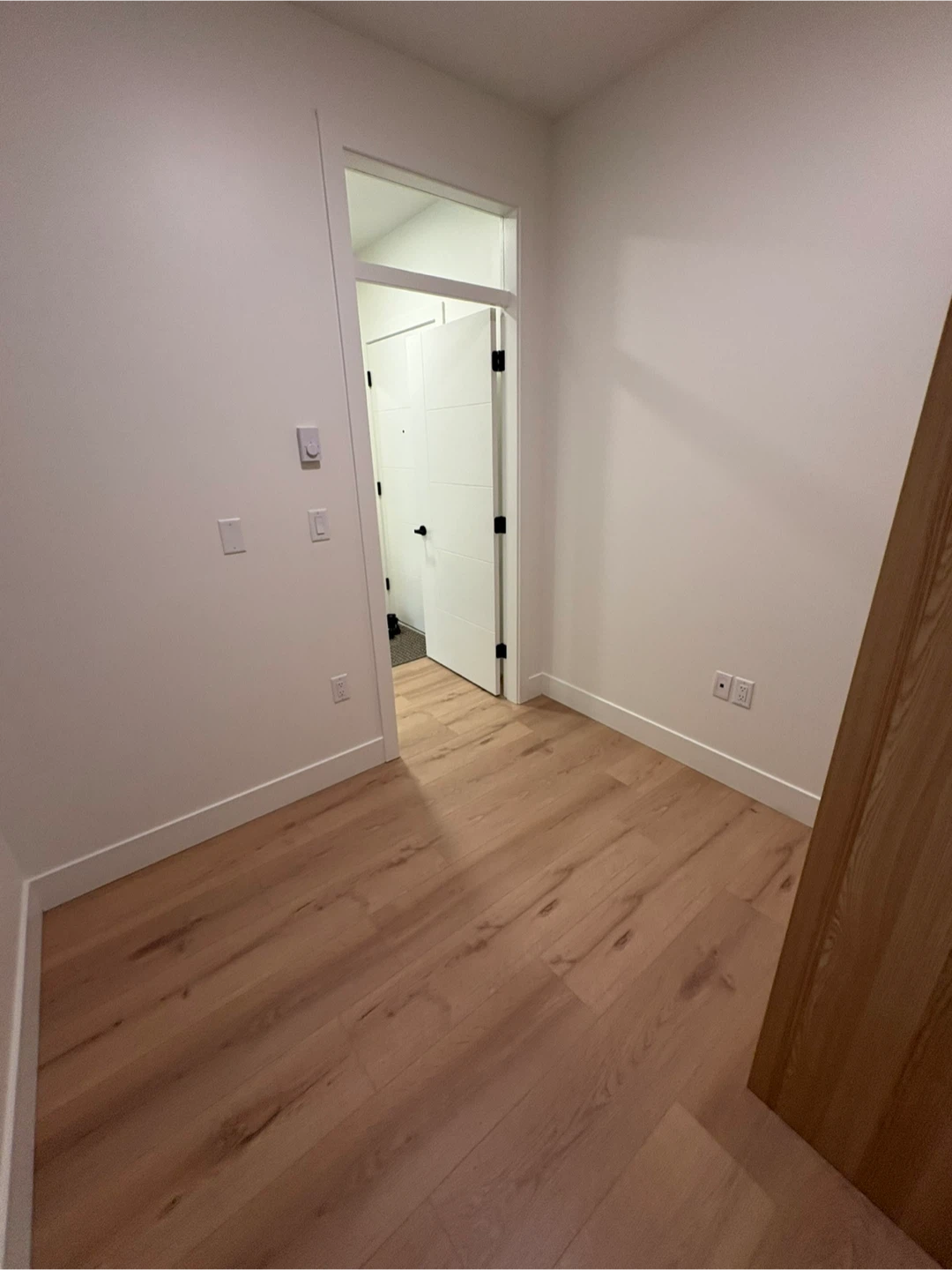 Great Location 2 bedroom 1 bathroom - photo 3