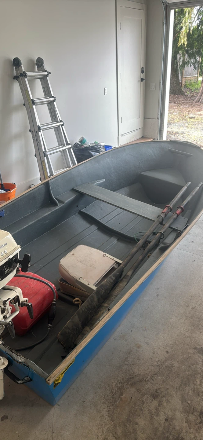 12’ fibreglass boat and Johnson 7.5hp outboard motor - photo 4