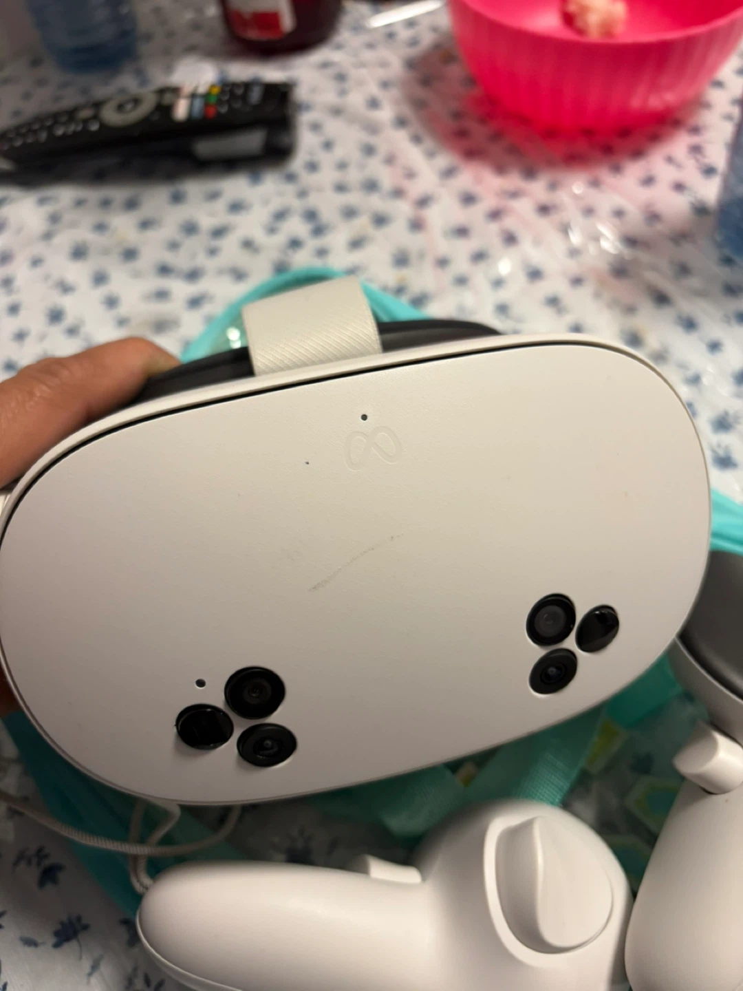 Meta Quest 2 VR Headset with Controllers - photo 2