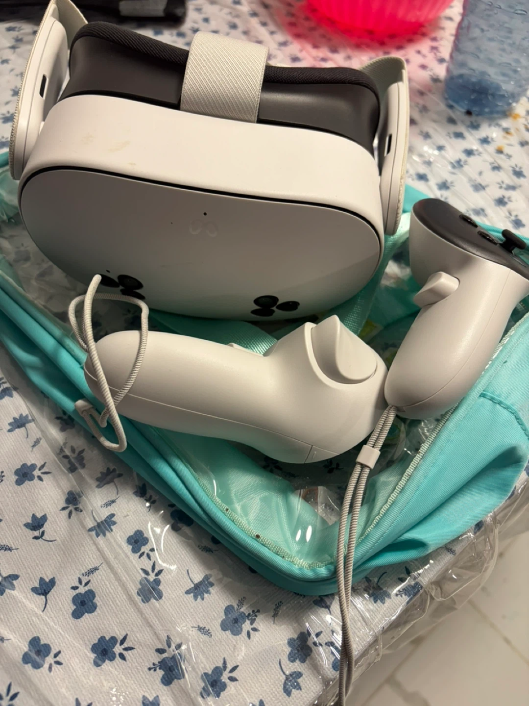 Meta Quest 2 VR Headset with Controllers - photo 3