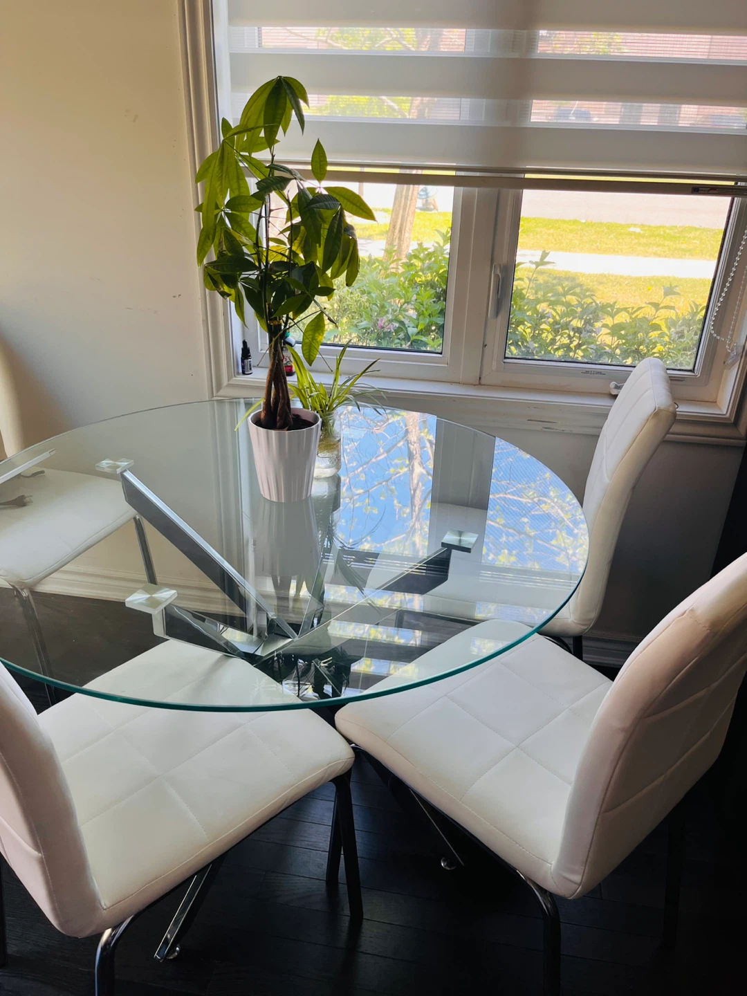 Round Glass Dining Table with 4 White Chairs