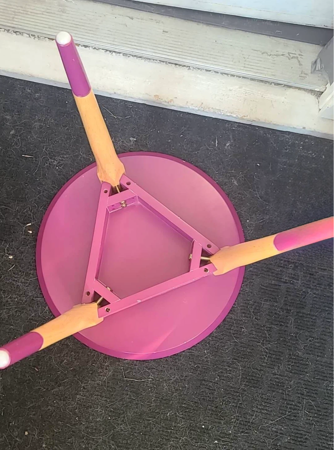 Round Pink Side Table with Wooden Legs - photo 2
