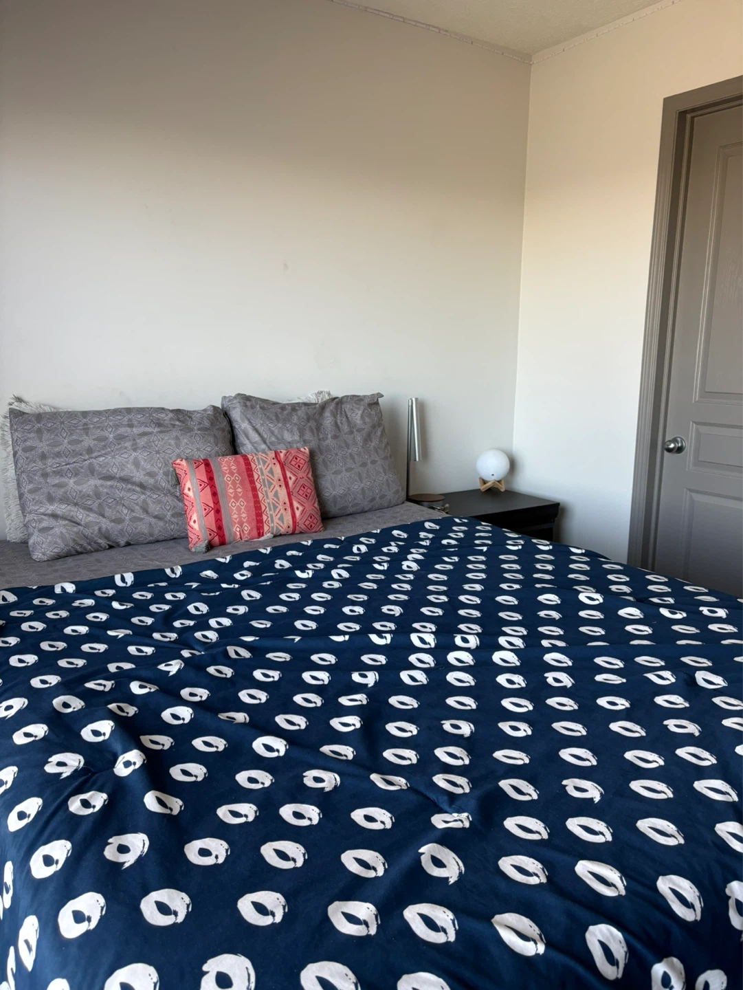 Queen Bed Set with Storage Bed, Dresser, Mirror, and Nightstands - photo 4