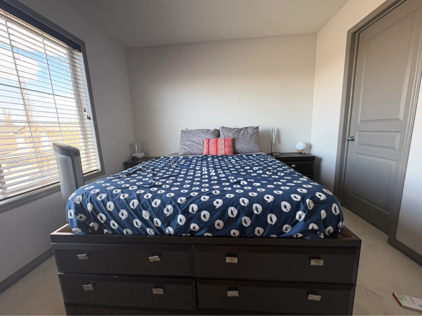 Queen Bed Set with Storage Bed, Dresser, Mirror, and Nightstands - photo 3