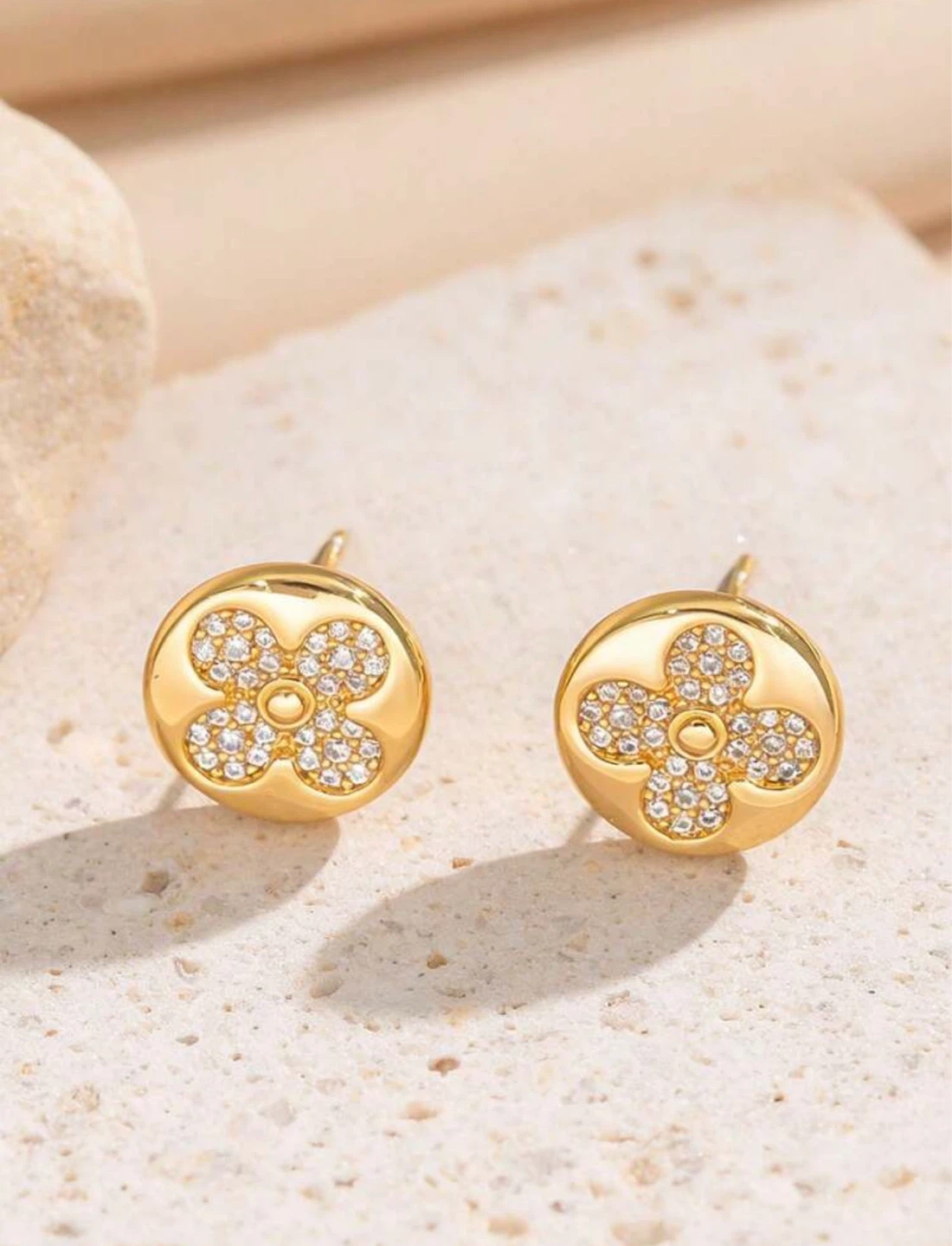 Gold Necklace and Earrings Set with Rhinestones - photo 3