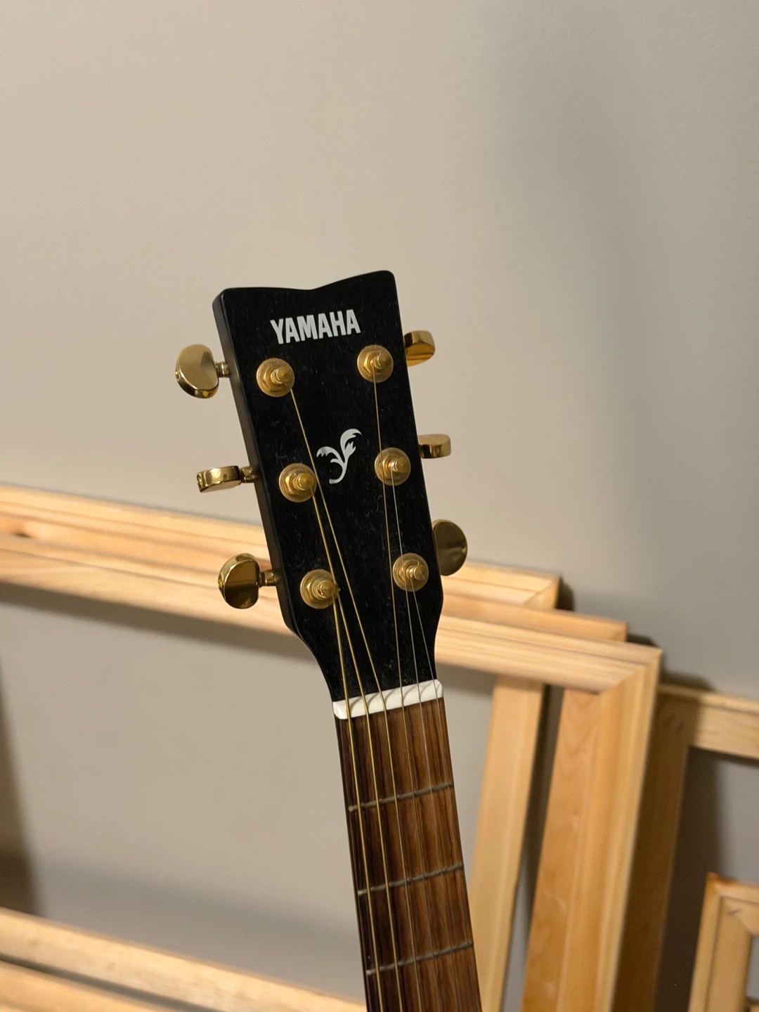 Yamaha F335 Acoustic Guitar with stand and bag - photo 2