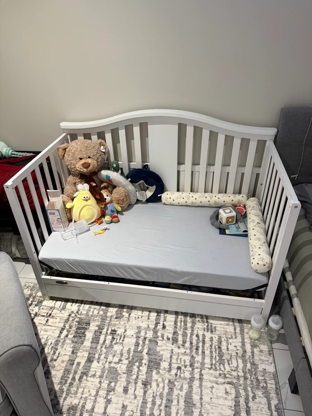 Graco Solano 4-in-1 Crib with Drawer and Simmons Mattress