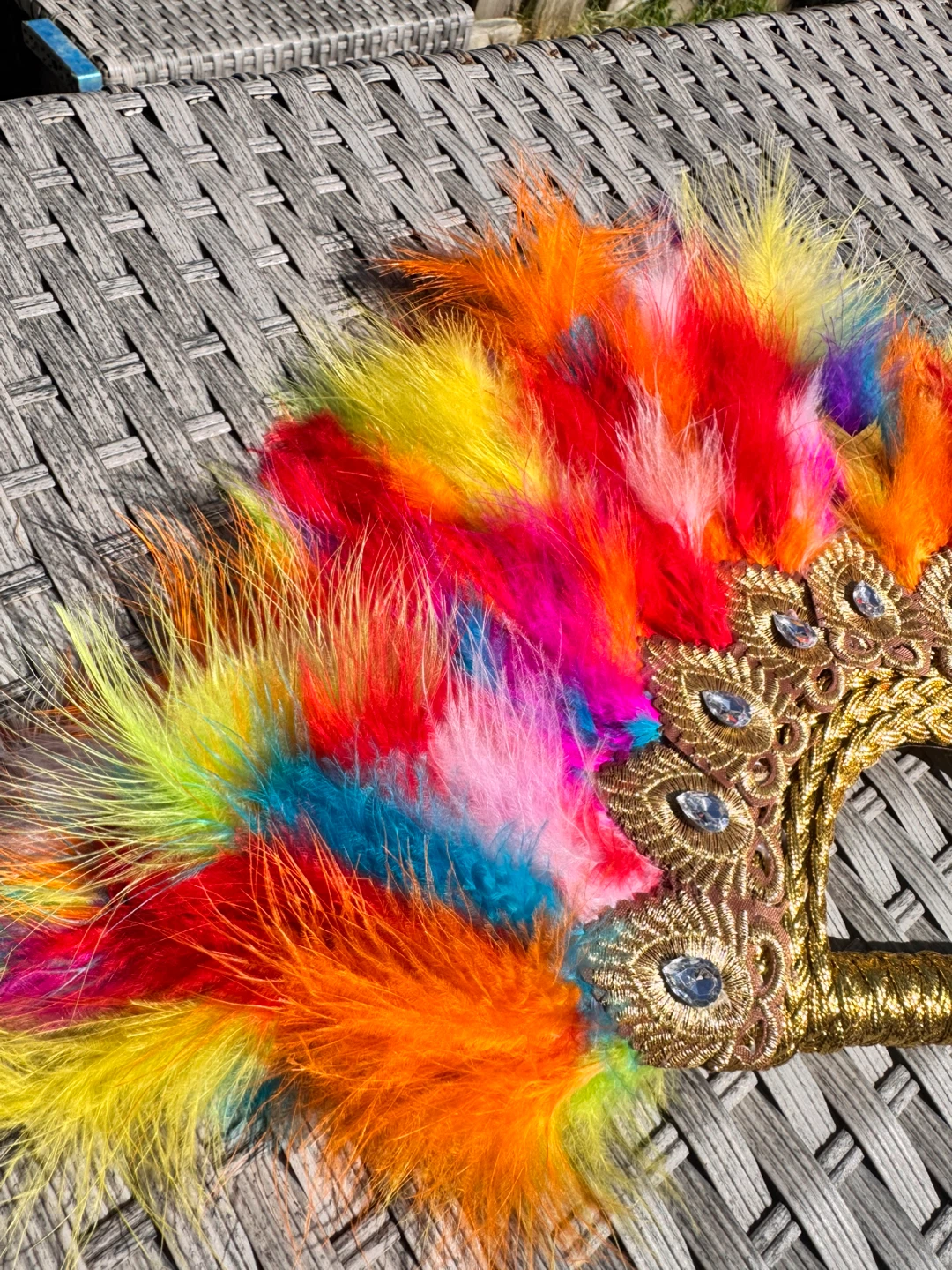Luxury Hand Fan with Dyed Natural Turkey Feathers - photo 3
