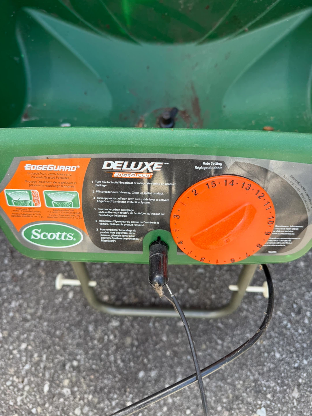 Scotts Deluxe EdgeGuard Fertilizer Spreader - photo 3