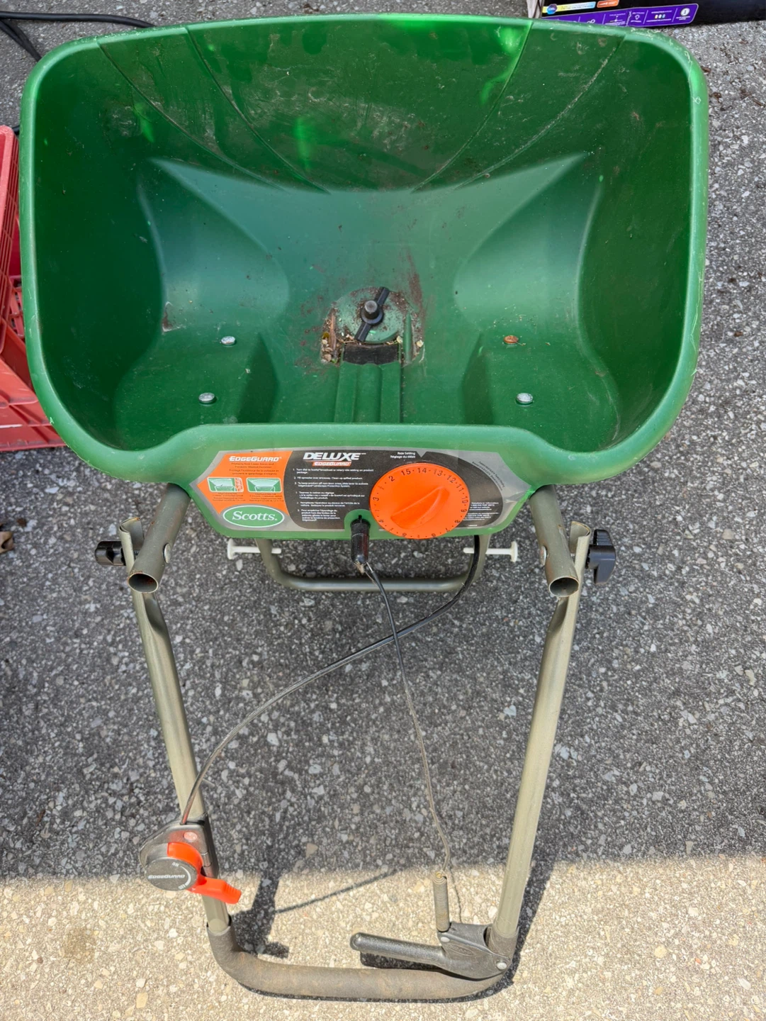 Scotts Deluxe EdgeGuard Fertilizer Spreader - photo 2