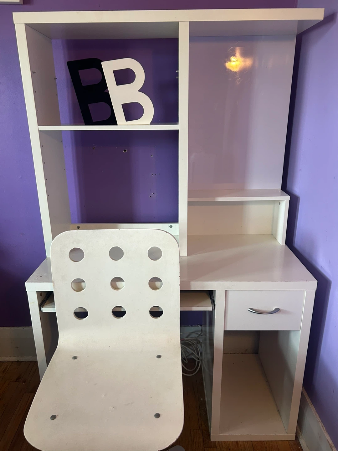 NEED GONE: White Desk and Chair