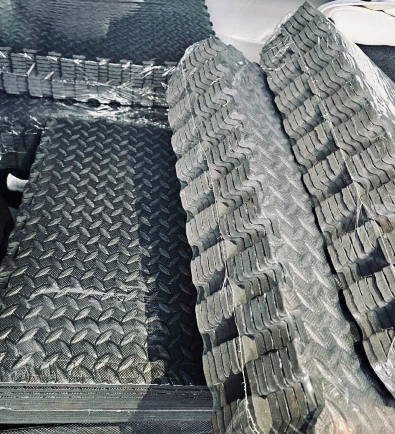 Priced to sell!!! Brand New 24” x 24” Interlocking Tile Mats! - photo 2