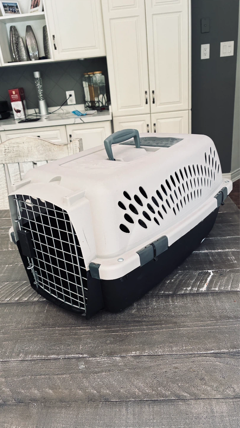Small dog/cat kennel in great condition & clean