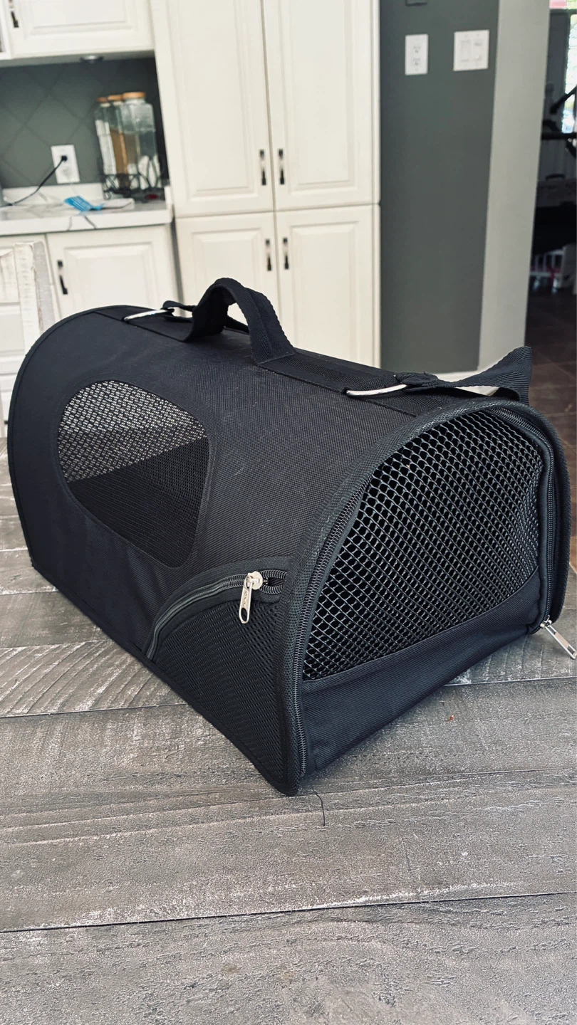 Small pet kennel in great condition & clean