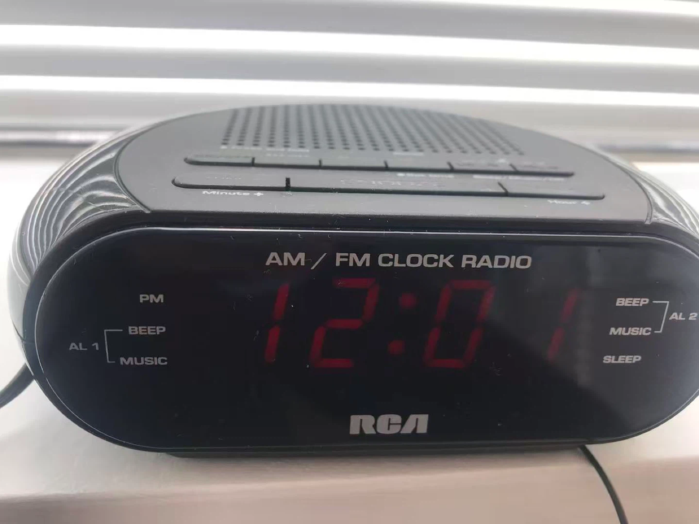 RCA AM/FM Clock Radio - photo 3