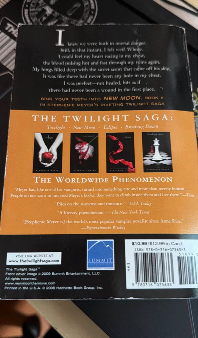 The Twilight Saga: New Moon by Stephenie Meyer Paperback - photo 2