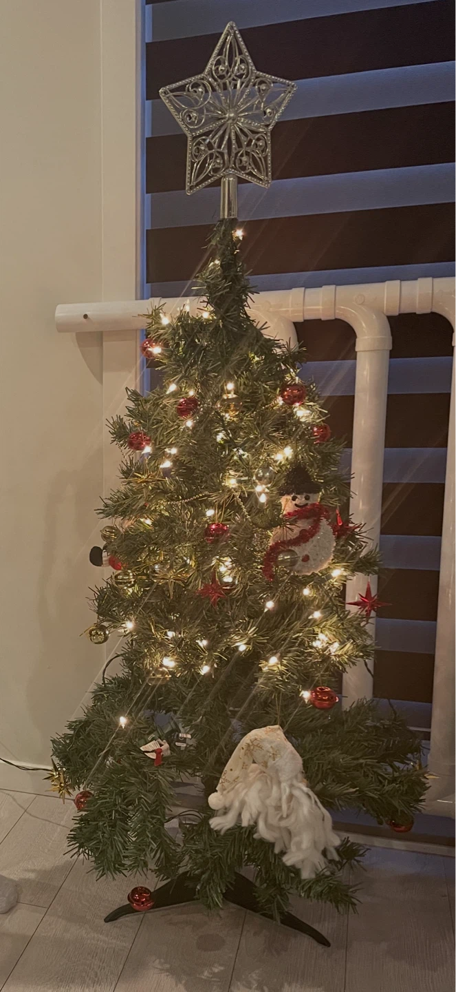 Pre-lit Artificial Christmas Tree with Ornaments and Star Topper