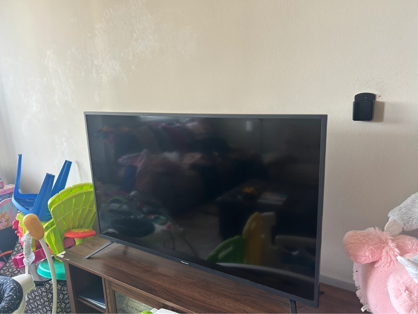 Pioneer TV 43 inch (Turns ON, No picture. Will need a Fix)