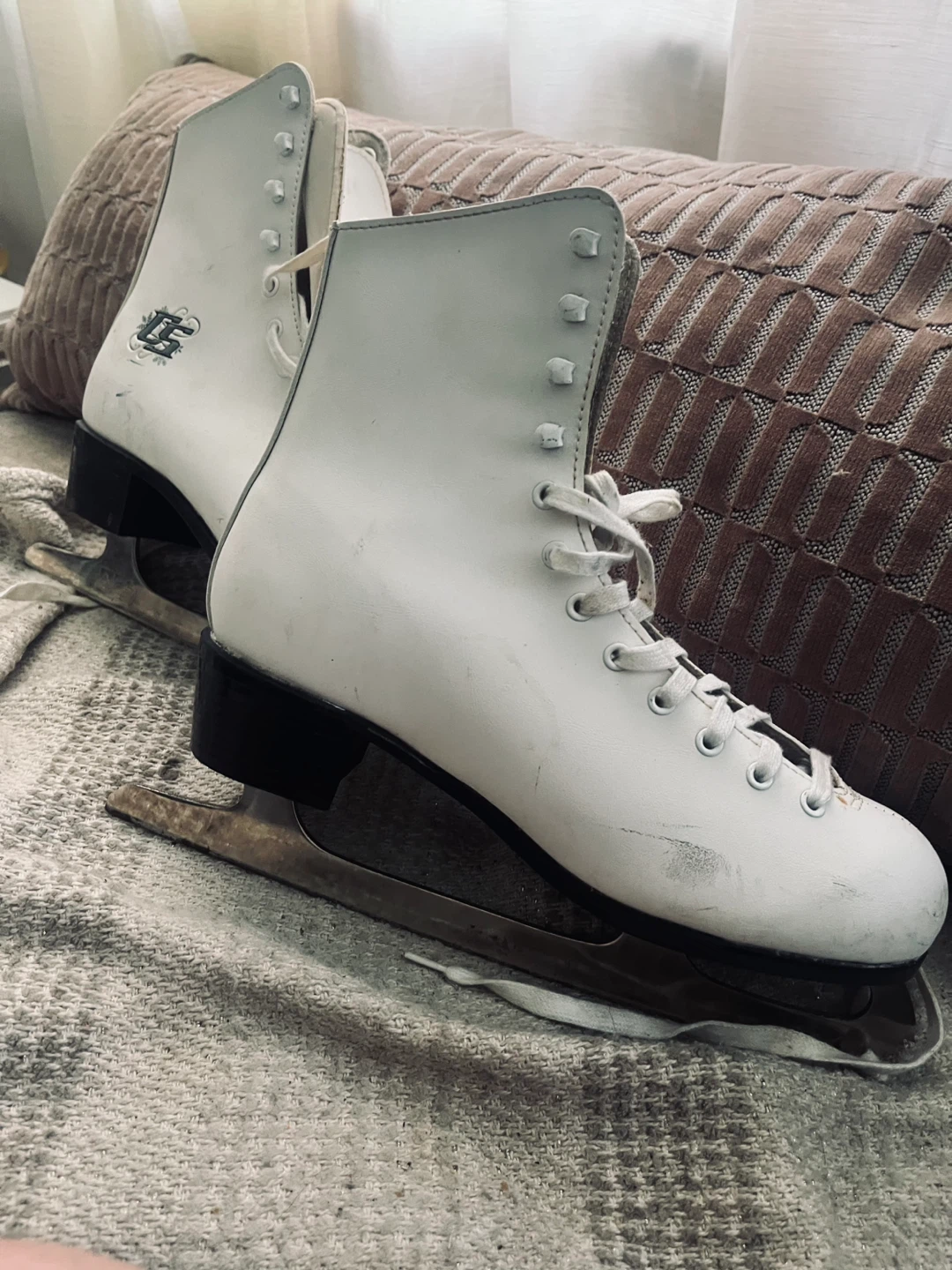 Urgent Moving -CCM Figure Skates size 10 Ladies - photo 2