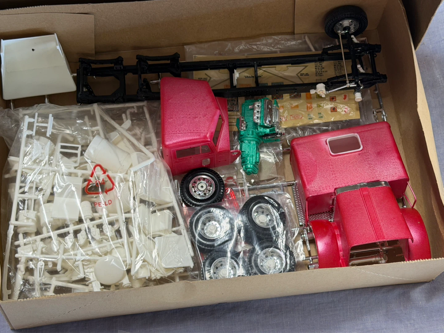 AMT "California Hauler" Peterbilt 359 Model Kit - photo 4