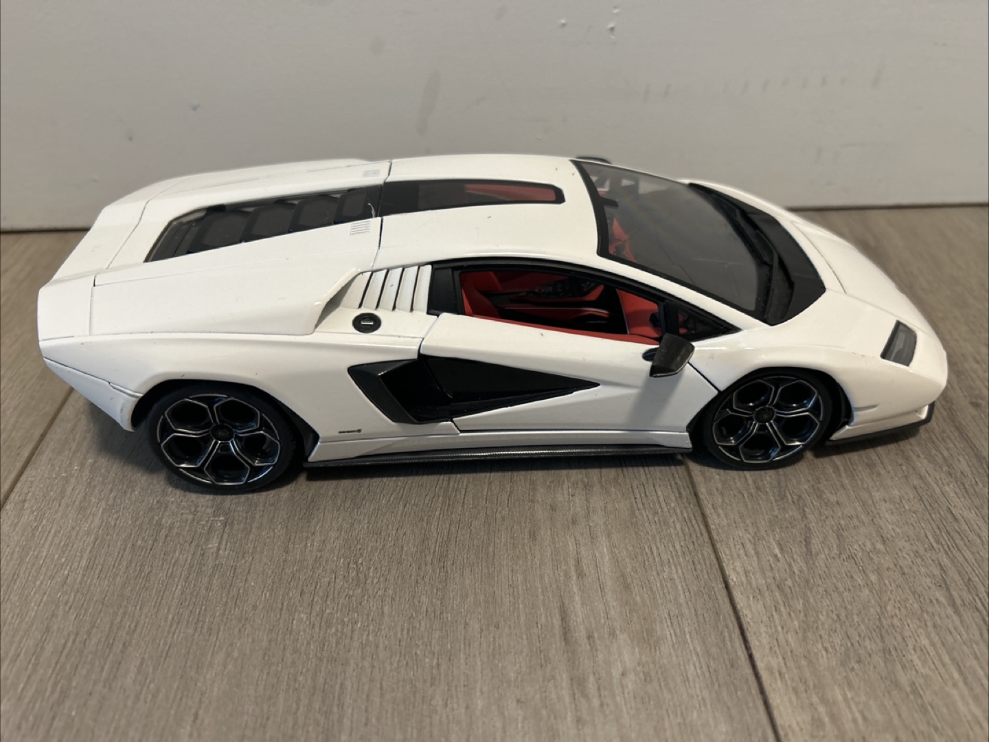 Maisto Lamborghini Countach LPI 800-4 White - photo 4